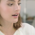 Diana Silvers Instagram - Step Two of the #KeyRadianceCare routine: For fresh, dewy skin, look for a lotion that nurtures #SkinIntelligence. In this video, @DianaSilverss describes the second step in the #KeyRadianceCare routine and the best way to apply the lotion – using a piece of cotton, gently glide it across your skin. Our lotions come in two formulas – Hydro-Softening if you have dry skin and need that extra burst of hydration, and Hydro-Clarifying if you have oily skin as this formula helps get rid of dead skin cells for that polished radiance. To discover the third and final step in the Key Radiance Care routine, keep a lookout for our next episode. #キーラディアンスケア のステップ 2： みずみずしくすこやかな輝きを引き出すためには、 #肌の知性 *を高める化粧水を使いましょう。 ダイアナ・シルバーズさん（@DianaSilverss）が #キーラディアンスケア のローションとコットンの使い方について説明しています。2 種類のローションはうるおいで肌を満たし、美しくすこやかな肌へ導きます。 〇モイストタイプ：クレ・ド・ポー ボーテ #ローションイドロＡｎ（医薬部外品） 〇クリアタイプ：クレ・ド・ポー ボーテ #ローションイドロＣｎ （医薬部外品) キーラディアンスケアの 3 つ目のステップについては、次回のエピソードでご紹介します。 *「肌の知性」とは、すべての人が生まれながらにそなえている、生涯美しい輝きを保ち続けるための鍵です。