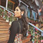 Diane Guerrero Instagram - What is life? We’re performing @encanto live @hollywoodbowl with my favorite people. I’m feeling so much gratitude and joy. I know my beloved papa is smiling down on me. Thank you to my mama, friends and family for always believing and loving me so damn much ❤️🦀🥰💜 I love you so.