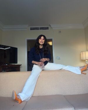 Diane Guerrero Instagram - Trees are green and the air is sweet ah
The good earth is swinging underneath my feet ah 
I’ll point my feet down that freedom line.
Walking that line I’m feeling fine yeah ! 

@itsamandalim 
@jey_ventura 
@mashyourhair