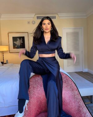 Diane Guerrero Instagram - Press Day 2. @encantomovie Nov 24! 
My glam tho 😭! 

Wearing: 
@bajaeast 
@rogervivier 
@cultgaia 
Styled @itsamandalim 
MUA: @jey_ventura 
Hair: @mashyourhair
Nails: @jennpaintt
