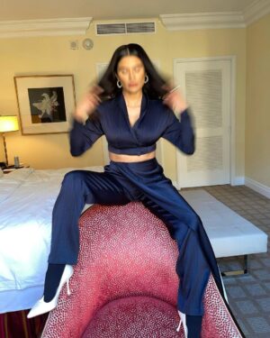 Diane Guerrero Instagram - Press Day 2. @encantomovie Nov 24! 
My glam tho 😭! 

Wearing: 
@bajaeast 
@rogervivier 
@cultgaia 
Styled @itsamandalim 
MUA: @jey_ventura 
Hair: @mashyourhair
Nails: @jennpaintt