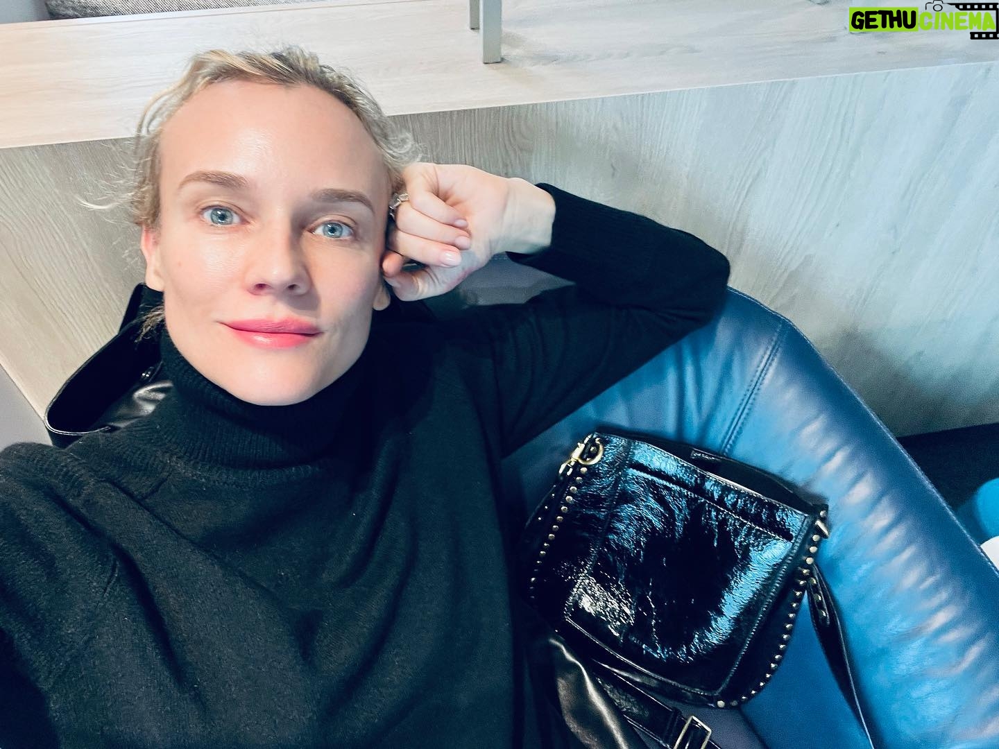 Diane Kruger Instagram - Auf dem Weg nach Frankfurt für „Dein Name“ !!!! Ich freu mich auf Sie !!!! Ich hoffe wir sehen uns heute um 16h im Hugendubel Buchladen ❤️❤️❤️ Bin aufgeregt 😜 @mineditionbooks