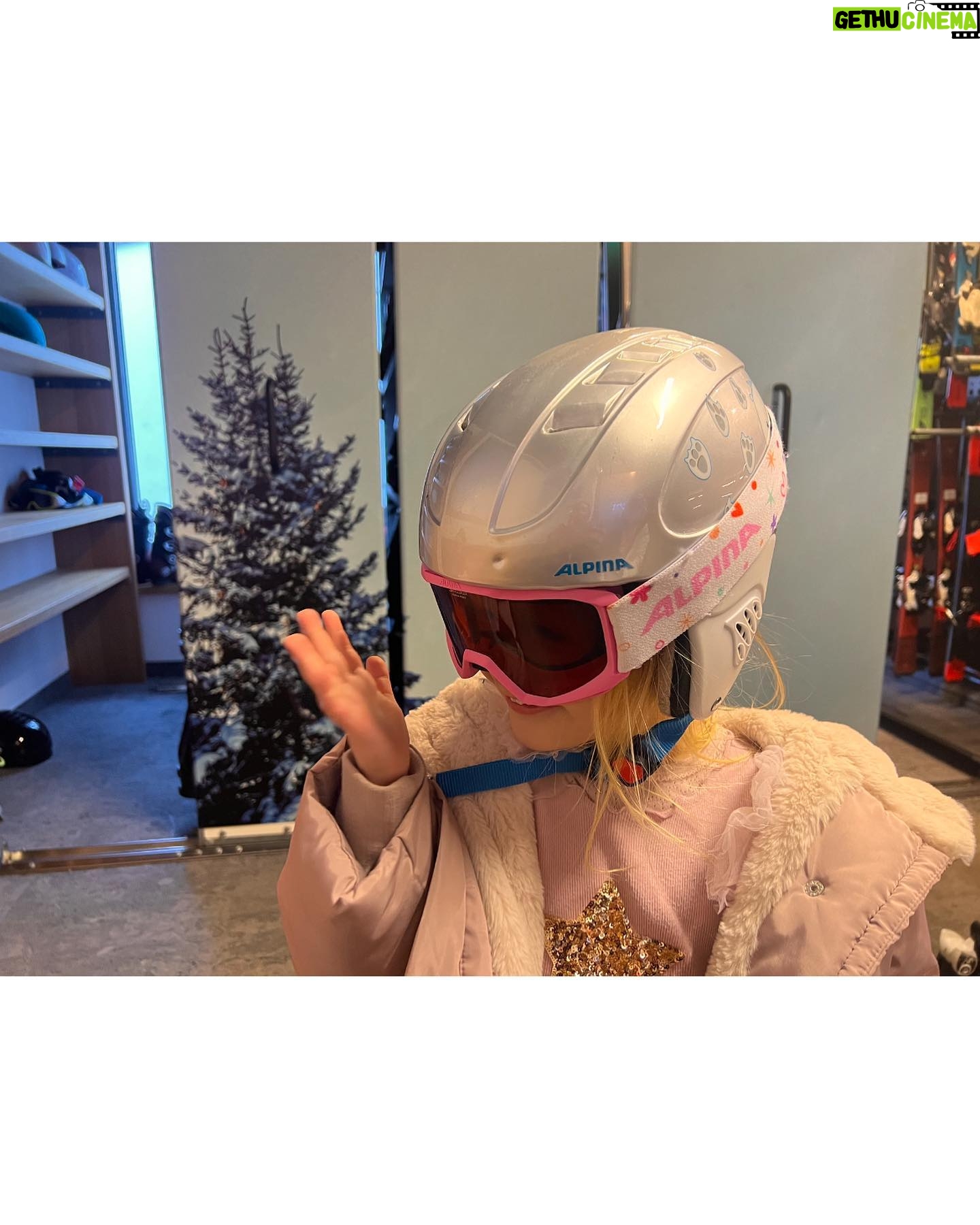 Diane Kruger Instagram - December ‘22….and out 👌❤️🎆