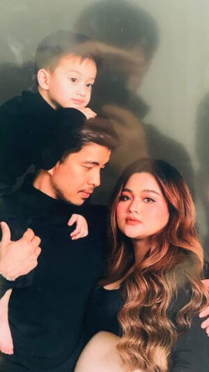 Diane Medina Instagram - Family Photo shoot!😍💘💯🎉

@dianne_medina @joaquin_ilustre 

Photo | @niceprint 
Creative & Stylist | @jeminicdao
Make up | @nikimedina
Hair | @mykfeliciano
Florist | @iamsammuel