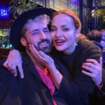Didem Balçın Instagram - Bu adam ve onun mükemmel ekip arkadaşları hakkında söyleyecek çok şeyim var. Ama ne yazarsam yazayım onları tanımadığınız için yazdıklarım yetersiz kalacak. Sizi çok seviyorum ve şimdiden özlüyorum. Canım @ersanmondtag ; üstün yeteneğin ve inanılmaz fikirlerinle keşke biraz daha uzun birlikte olabilseydik ama bu başlangıç biliyorum. Sana bayılıyorum.. @thomaspetergoergen senin sıcaklığın ve metni değerlendirme şekline hayranım. @tristanbrusch seni sahnede izlemek için heyecanlanıyorum çünkü sen çok yeteneklisin. @olgahelenbach benim tatlı Mariana’mın annesi. Seni ve minik aşkımı çok seviyorum. Ve @eclecticsomething gözlerimin içi gülüyor senin gözlerini görünce.. yaşadığımız inanılmaz günler ve geceler unutulmayacak. Canım DasDas ekibi o devasa prodüksiyon sizler sayesinde oldu. Hepinizi ayrı ayrı aşırı seviyorum. İyi ki birlikteyiz. O kadar fazlayız ki birinizi unuturum diye yazmıyorum isimleri. Hepiniz varsınız bilin. @mucuuuu yaptığım şapkalara enerjin geçti yine🥺❤️ iyi ki.. @mert_firat ve @ilksenba siz anladınız 😂😂 yazmama gerek yok. ❤️ Ve aynı sahneyi paylaştığım oyuncu arkadaşlarım. Yeni tanıştık ama her gün iyi ki dedim. Ve biliyorum ki uzun yıllar beraber olacağız. Sizi seviyorum 45 günlük bir sürecin sonunda Shakespeare in en kanlı oyunundan uyarlanan #tituskompleks @istanbuldasdas ta… Shakespeare i kırmadık tüm süreci kanlı yaşadık. 😂 şimdi top sizde.. Ve tavsiye; arkanızı kollayın😎