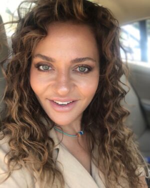 Didem Balçın Instagram - Yine bizi çalışmanın kurtaracağı bir gün..😉✌️