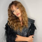 Didem Balçın Instagram – @cakallarladanss a hazırlık haftasında her gün bir yerde 😍
@zeynep.bozkaya ceketim 
Saçlarım ve makyajım ve benim tatlı @berfkablan ım… 2 Aralık geri sayım🧿❤️