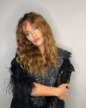 Didem Balçın Instagram - @cakallarladanss a hazırlık haftasında her gün bir yerde 😍
@zeynep.bozkaya ceketim 
Saçlarım ve makyajım ve benim tatlı @berfkablan ım… 2 Aralık geri sayım🧿❤️