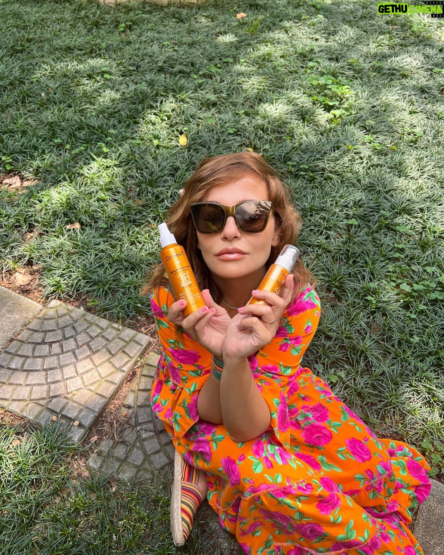 Didem Balçın Instagram - Yaz aylarında yanımdan ayırmadıklarım; Derminix SUN CREAM ile güneşin zararlı etkilerinden korunmak çok kolay. ☀️❤️ Cildimi güvende hissetmek ve sağlığımı korumak için bu yüksek korumalı güneş kremiyle bronzlaşmanın tadını çıkarıyorum. Siz de denemeye ne dersiniz? 😍💛 #DerminixGüneşKremi #YüksekKoruma #işbirliği @derminix_tr