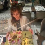 Didem Balçın Instagram – Püffff.. Diledim gitti❤️
Söyleyecek çok söz yok.. Her doğum günümde ben bu kadar sevilecek ne yaptım diye sorardım kendime.. Bu kez “iyi ki bu kadar çok sevmişim hayatımda ki değerlilerimi” dedim. 
Bu fotoğraflar sadece bir araya gelebildiklerim. Bir de arayan,  mesaj atan, fotoğraf koyan,bir şekilde bu günümde yanımda olan tüm dostlarıma , aileme, sevdiklerime , sevenlerime , canım oğlum Alican ve canım eşime binlerce teşekkür… Hayat bu kadar basit işte… Bol sağlık, bol huzur,bol dost… 
Bir de İnstagram izin verse bol etiket bol post🤣