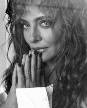 Didem Balçın Instagram - Yeni bir yıla girdiğini hissedemeyenler? 
Umutlarımıza bu yeni yılda sağlık ,huzur ve mutlulukla kavuşalım. Sevdiklerimiz yanımızda ,iyi niyetimiz ruhumuzda olsun. 🧿
@icontalentofficial 

STYLING: Irmak Özdebir ❤️
MAKE UP : Erkan Uluç❤️