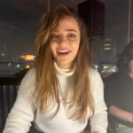 Didem Balçın Instagram – Dündü… Geceydi .. Ankara’da turnedeydik. Senenin son oyunu mükemmel geçti. Mutluyduk. Eğleniyorduk. Gülümse çekiyorum dedi. Çekti. Çektiği için değil , mutlu olduğum için gülümsedim. İyi akşamlar 😂
🎥 @selinimsi ❤️