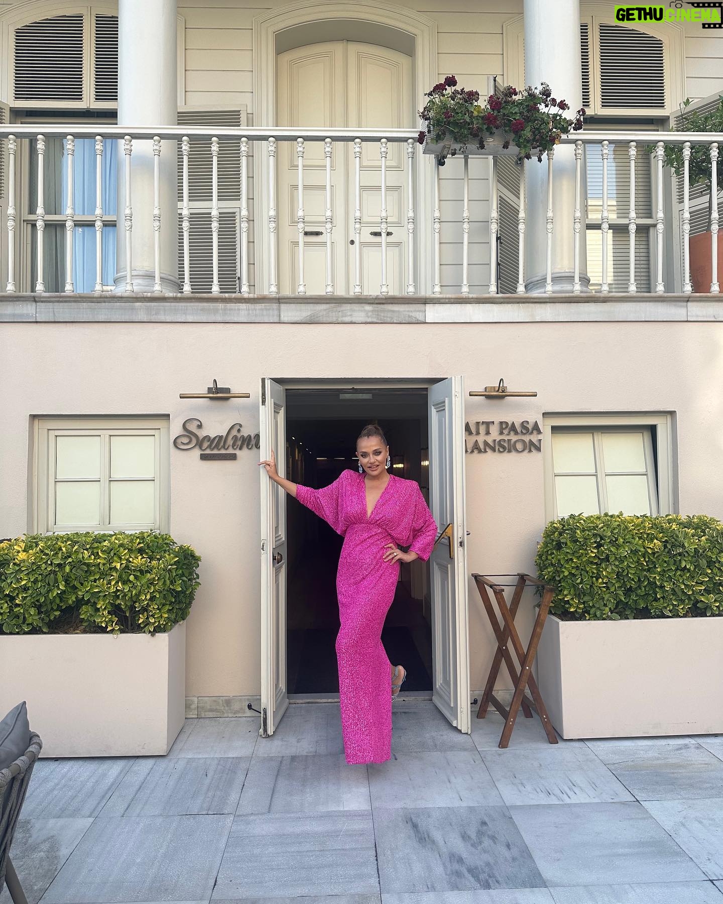 Didem Balçın Instagram - Bir prensesin düğünü için hazırız🥰😍❤️ @asliyariimay ❤️🧿 #aslıhanemirhanwedding Prenses düğünü için başka bir prenses tarafından hazırlandım😎