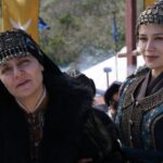 Didem Balçın Instagram – 8 sene önce kapıdan girdiğimde çok sevdiğim @metingunay’ı görmemle başladı hikayem. Genç ve çok yetenekli,  çok dolu bir yapımcı olan @mehmetbozdag önce tarih bilgisiyle beni büyüledi sonra da projesi ve teklif ettiği rolle. Kötü dediğimiz hemde çok kötü dediğimiz bir karakterdi Selcan. Bu yüzden de beni heyecanlandırmıştı. Sonrasını siz daha iyi biliyorsunuz. 
8 senede çok güzel dostluklar kazandım. Bir sürü yeni dostum oldu. Bir sürü yeni oyuncuyla tanışma fırsatı buldum. Onları bol bol gözlemledim. Çok fazla şey öğrendim sayelerinde. Canım @aslizeyneppekerbozdag hep yanımda destek oldu. Diyaloglarıyla , dostluğuyla.. Ekibimiz o kadar güzeldi ki.. Bu dizi aile olmam da bana Uğur getirdi. Eşim hep arkamda destekledi beni. Bir oğlum oldu . Bir sürü mucize getirdi bana yani.. Beni tanıyanlar bilir sevdiğimi de sevmediğimi de net gösteririm. O yüzden burdan tüm sevdiklerime kucak dolusu teşekkürler.. kalbimde en değerli yerde Selcan ve @bozdagfilm in bu mükemmel projesi. 20 Li yaşlardan 90 lı yaşlara uzanan bir rolü oynamak herkese nasip olmaz. Tüm kalbimle 🙏