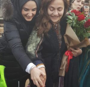 Didem Balçın Instagram - 8 sene önce kapıdan girdiğimde çok sevdiğim @metingunay’ı görmemle başladı hikayem. Genç ve çok yetenekli,  çok dolu bir yapımcı olan @mehmetbozdag önce tarih bilgisiyle beni büyüledi sonra da projesi ve teklif ettiği rolle. Kötü dediğimiz hemde çok kötü dediğimiz bir karakterdi Selcan. Bu yüzden de beni heyecanlandırmıştı. Sonrasını siz daha iyi biliyorsunuz. 
8 senede çok güzel dostluklar kazandım. Bir sürü yeni dostum oldu. Bir sürü yeni oyuncuyla tanışma fırsatı buldum. Onları bol bol gözlemledim. Çok fazla şey öğrendim sayelerinde. Canım @aslizeyneppekerbozdag hep yanımda destek oldu. Diyaloglarıyla , dostluğuyla.. Ekibimiz o kadar güzeldi ki.. Bu dizi aile olmam da bana Uğur getirdi. Eşim hep arkamda destekledi beni. Bir oğlum oldu . Bir sürü mucize getirdi bana yani.. Beni tanıyanlar bilir sevdiğimi de sevmediğimi de net gösteririm. O yüzden burdan tüm sevdiklerime kucak dolusu teşekkürler.. kalbimde en değerli yerde Selcan ve @bozdagfilm in bu mükemmel projesi. 20 Li yaşlardan 90 lı yaşlara uzanan bir rolü oynamak herkese nasip olmaz. Tüm kalbimle 🙏