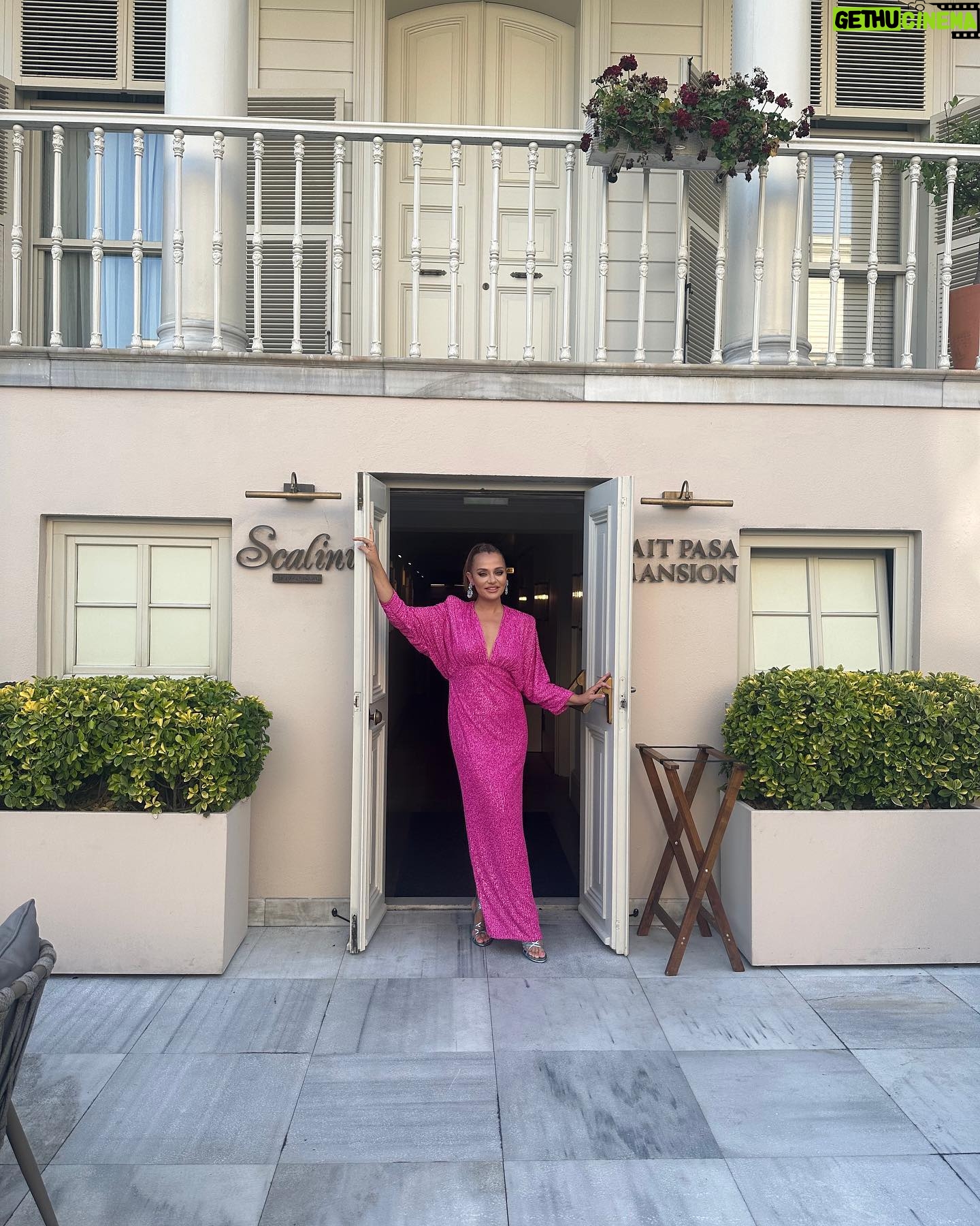 Didem Balçın Instagram - Bir prensesin düğünü için hazırız🥰😍❤️ @asliyariimay ❤️🧿 #aslıhanemirhanwedding Prenses düğünü için başka bir prenses tarafından hazırlandım😎