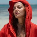 Didem Balçın Instagram - Hurghada @rixospremiummagawish otelde 4. Gün… Denizin ortasında oluşan kum adasına bakıyorum ve diyorum ki bu tatil #prontonunyildizibenim 🤩 #rixos benim favori otelim ve @join.pr ı tek geçerim 😎 Foto : @sezaidemirer ❤️ Kaftan: @yidil 💃 #davet