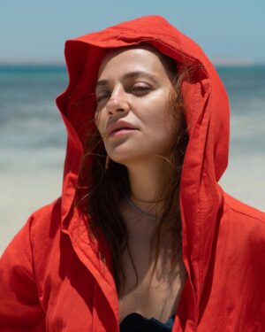 Didem Balçın Instagram - Hurghada @rixospremiummagawish otelde 4. Gün… Denizin ortasında oluşan kum adasına  bakıyorum ve diyorum ki bu tatil #prontonunyildizibenim 🤩 #rixos benim favori otelim ve @join.pr ı tek geçerim 😎
Foto : @sezaidemirer ❤️
Kaftan: @yidil 💃  #davet