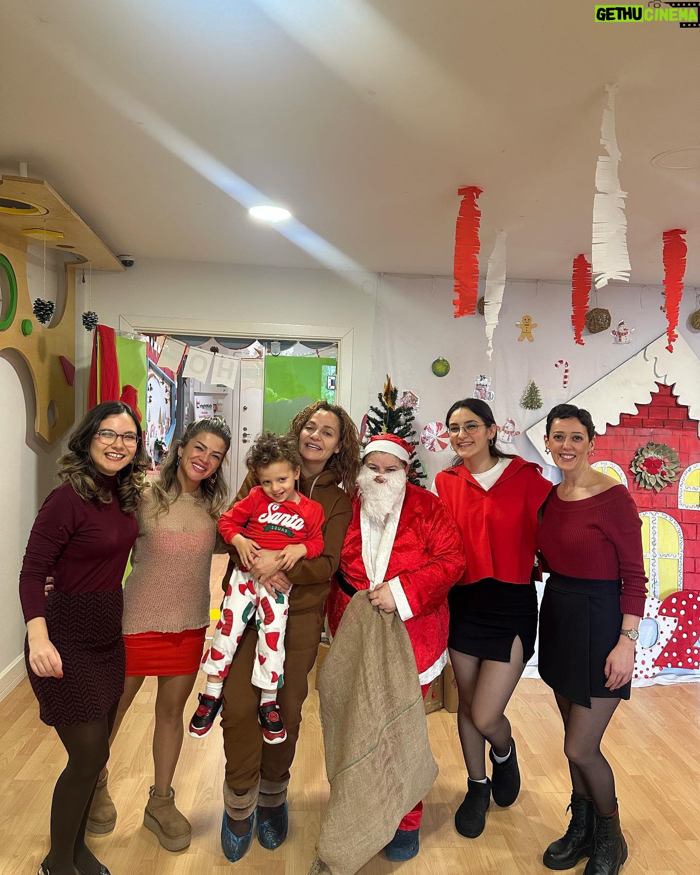 Didem Balçın Instagram - Hoş geldin yeni yıl… Ve iyi ki bittin 2023.. Hayatımda olduklarına şükrettiğim tüm sevdiklerime ve Herkese sağlık, barış ve huzur dolu bir yıl diliyorum. Ve canım @ozlemkunduraci Nın bir sözüyle yeni yıla giriş yapıyorum “Herkesi 2024 e götüremem , bazılarını 2023 te bırakıyorum”😂😂