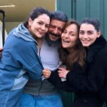 Didem Balçın Instagram – 8 sene önce kapıdan girdiğimde çok sevdiğim @metingunay’ı görmemle başladı hikayem. Genç ve çok yetenekli,  çok dolu bir yapımcı olan @mehmetbozdag önce tarih bilgisiyle beni büyüledi sonra da projesi ve teklif ettiği rolle. Kötü dediğimiz hemde çok kötü dediğimiz bir karakterdi Selcan. Bu yüzden de beni heyecanlandırmıştı. Sonrasını siz daha iyi biliyorsunuz. 
8 senede çok güzel dostluklar kazandım. Bir sürü yeni dostum oldu. Bir sürü yeni oyuncuyla tanışma fırsatı buldum. Onları bol bol gözlemledim. Çok fazla şey öğrendim sayelerinde. Canım @aslizeyneppekerbozdag hep yanımda destek oldu. Diyaloglarıyla , dostluğuyla.. Ekibimiz o kadar güzeldi ki.. Bu dizi aile olmam da bana Uğur getirdi. Eşim hep arkamda destekledi beni. Bir oğlum oldu . Bir sürü mucize getirdi bana yani.. Beni tanıyanlar bilir sevdiğimi de sevmediğimi de net gösteririm. O yüzden burdan tüm sevdiklerime kucak dolusu teşekkürler.. kalbimde en değerli yerde Selcan ve @bozdagfilm in bu mükemmel projesi. 20 Li yaşlardan 90 lı yaşlara uzanan bir rolü oynamak herkese nasip olmaz. Tüm kalbimle 🙏