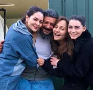Didem Balçın Instagram - 8 sene önce kapıdan girdiğimde çok sevdiğim @metingunay’ı görmemle başladı hikayem. Genç ve çok yetenekli,  çok dolu bir yapımcı olan @mehmetbozdag önce tarih bilgisiyle beni büyüledi sonra da projesi ve teklif ettiği rolle. Kötü dediğimiz hemde çok kötü dediğimiz bir karakterdi Selcan. Bu yüzden de beni heyecanlandırmıştı. Sonrasını siz daha iyi biliyorsunuz. 
8 senede çok güzel dostluklar kazandım. Bir sürü yeni dostum oldu. Bir sürü yeni oyuncuyla tanışma fırsatı buldum. Onları bol bol gözlemledim. Çok fazla şey öğrendim sayelerinde. Canım @aslizeyneppekerbozdag hep yanımda destek oldu. Diyaloglarıyla , dostluğuyla.. Ekibimiz o kadar güzeldi ki.. Bu dizi aile olmam da bana Uğur getirdi. Eşim hep arkamda destekledi beni. Bir oğlum oldu . Bir sürü mucize getirdi bana yani.. Beni tanıyanlar bilir sevdiğimi de sevmediğimi de net gösteririm. O yüzden burdan tüm sevdiklerime kucak dolusu teşekkürler.. kalbimde en değerli yerde Selcan ve @bozdagfilm in bu mükemmel projesi. 20 Li yaşlardan 90 lı yaşlara uzanan bir rolü oynamak herkese nasip olmaz. Tüm kalbimle 🙏
