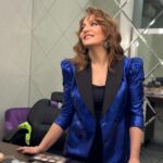 Didem Balçın Instagram - Bugün günlerden havalı ceket günü 😂 çok keyifli bir programa katıldım. Çok keyifle hazırlandım. Yağmura hiççç aldırmadım. Çünkü mutlu olduğum için bu ceketi giymedim.. onu giydiğim için mutlu oldum 😂❤️ ne diyorum bxpjnkjnnn🤪🤪 Ceket @aylinyilmazhautecouture Saç @cansuahmett Eller @ahmetnecla Makyaj @gulhaydaroglu #reklam