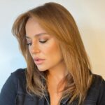 Didem Balçın Instagram - Ben açıklamayı size bırakıyorum… 🥂 . . . #hanifeözsoy #didembalcin #ödültöreni #bronzmakeup #hanifeözsoyfiltresi #dasdas