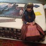 Didem Balçın Instagram – 8 sene önce kapıdan girdiğimde çok sevdiğim @metingunay’ı görmemle başladı hikayem. Genç ve çok yetenekli,  çok dolu bir yapımcı olan @mehmetbozdag önce tarih bilgisiyle beni büyüledi sonra da projesi ve teklif ettiği rolle. Kötü dediğimiz hemde çok kötü dediğimiz bir karakterdi Selcan. Bu yüzden de beni heyecanlandırmıştı. Sonrasını siz daha iyi biliyorsunuz. 
8 senede çok güzel dostluklar kazandım. Bir sürü yeni dostum oldu. Bir sürü yeni oyuncuyla tanışma fırsatı buldum. Onları bol bol gözlemledim. Çok fazla şey öğrendim sayelerinde. Canım @aslizeyneppekerbozdag hep yanımda destek oldu. Diyaloglarıyla , dostluğuyla.. Ekibimiz o kadar güzeldi ki.. Bu dizi aile olmam da bana Uğur getirdi. Eşim hep arkamda destekledi beni. Bir oğlum oldu . Bir sürü mucize getirdi bana yani.. Beni tanıyanlar bilir sevdiğimi de sevmediğimi de net gösteririm. O yüzden burdan tüm sevdiklerime kucak dolusu teşekkürler.. kalbimde en değerli yerde Selcan ve @bozdagfilm in bu mükemmel projesi. 20 Li yaşlardan 90 lı yaşlara uzanan bir rolü oynamak herkese nasip olmaz. Tüm kalbimle 🙏