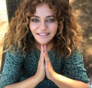 Didem Balçın Instagram - 8 sene önce kapıdan girdiğimde çok sevdiğim @metingunay’ı görmemle başladı hikayem. Genç ve çok yetenekli,  çok dolu bir yapımcı olan @mehmetbozdag önce tarih bilgisiyle beni büyüledi sonra da projesi ve teklif ettiği rolle. Kötü dediğimiz hemde çok kötü dediğimiz bir karakterdi Selcan. Bu yüzden de beni heyecanlandırmıştı. Sonrasını siz daha iyi biliyorsunuz. 
8 senede çok güzel dostluklar kazandım. Bir sürü yeni dostum oldu. Bir sürü yeni oyuncuyla tanışma fırsatı buldum. Onları bol bol gözlemledim. Çok fazla şey öğrendim sayelerinde. Canım @aslizeyneppekerbozdag hep yanımda destek oldu. Diyaloglarıyla , dostluğuyla.. Ekibimiz o kadar güzeldi ki.. Bu dizi aile olmam da bana Uğur getirdi. Eşim hep arkamda destekledi beni. Bir oğlum oldu . Bir sürü mucize getirdi bana yani.. Beni tanıyanlar bilir sevdiğimi de sevmediğimi de net gösteririm. O yüzden burdan tüm sevdiklerime kucak dolusu teşekkürler.. kalbimde en değerli yerde Selcan ve @bozdagfilm in bu mükemmel projesi. 20 Li yaşlardan 90 lı yaşlara uzanan bir rolü oynamak herkese nasip olmaz. Tüm kalbimle 🙏