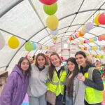 Didem Balçın Instagram - Dün Hatay’da @ihtiyacharitasiofficial yeni çocuk çadırına ziyarete gittik. Çocukları mutlu etmek daha kolay eğer onları unutmazsanız… Deprem ilk günkü kadar taze ihtiyaçlara hala ilk gün kadar çok ihtiyaç var. Gönüllü olarak gelmek isteyen herkesi ve çalışanlarını gönüllü olarak yollayabilecek tüm şirketlere tekrar rica edelim. Hepinizi bekliyoruz. Hem orda ki stk Lara yardıma hem bu afeti yaşayan tüm insanlara 2 tatlı sohbeti biraz da yardımı hepimiz yapabiliriz. #6şubat #hatayexpodepo