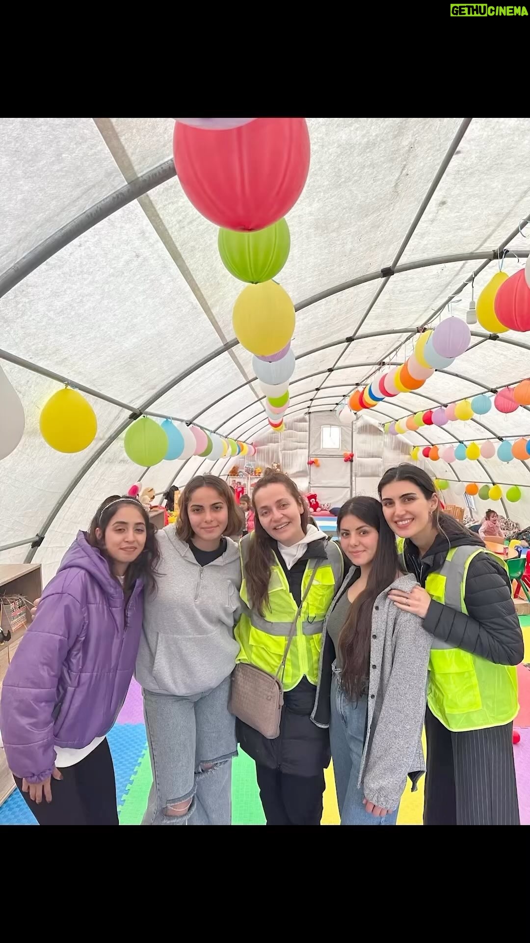 Didem Balçın Instagram - Dün Hatay’da @ihtiyacharitasiofficial yeni çocuk çadırına ziyarete gittik. Çocukları mutlu etmek daha kolay eğer onları unutmazsanız… Deprem ilk günkü kadar taze ihtiyaçlara hala ilk gün kadar çok ihtiyaç var. Gönüllü olarak gelmek isteyen herkesi ve çalışanlarını gönüllü olarak yollayabilecek tüm şirketlere tekrar rica edelim. Hepinizi bekliyoruz. Hem orda ki stk Lara yardıma hem bu afeti yaşayan tüm insanlara 2 tatlı sohbeti biraz da yardımı hepimiz yapabiliriz. #6şubat #hatayexpodepo