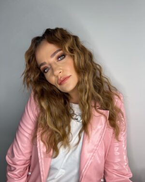 Didem Balçın Instagram - Mükemmel ceketim  @cakallarladanss ekibi ve ben az sonra #uykusuzlarkulubu ndeyiz😍❤️ 23:30 @tv100 
@zeynep.bozkaya @heybabedesignn ❤️❤️❤️
@sulebetuldal