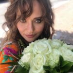 Didem Balçın Instagram - Bir gelin çiçeğinin öyküsü…kim bilir hangi kalbi heyecanlandıracaksın bu akşam 😎Bana tutmak serbest evliyim ben😂 Bekarların şans eseri yakalaması dışında tutması tehlikeli ve yasaktır 😂✌️