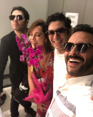 Didem Balçın Instagram - Hey seyirci… Seviyorum sizi.. Sayenizde huzur buluyor, mesleğime doyuyor ve mutlu oluyorum. Benim kadar sizinde gününüz. O zaman kutlu olsun Tiyatro günümüz. Son olarak; Tiyatro iyidir, unutmayın. Görüşmek üzere hoşçakalın 🤪❤️