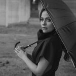 Didem Balçın Instagram - Kadın olmayı çok seviyorum. Çalışmayı, özgür olmayı, kendi başıma her şeyi başarabileceğimin farkında olmayı, diğer tüm kadınlarla aynı hissedebilmeyi, onlarla birlikte var olmayı, olmaya çalışmayı. Anlamaya çalışmayı. Anlamayı. Her gün biraz daha umutla uyanmayı. Biliyorum ki, kadın kadının dostu. Yaşanılan büyük afet bir kez daha gösterdi bana bunu. Hayatımda olan , ihtiyacı olan, sesimi duyan tüm kadınlara , tüm kardeşlerime selam olsun. Şimdi ve bundan sonra her an ; yaşanan acıları değiştirmek için çalışmaya, başarmaya, umutla geleceğe bakmaya devam.. Günümüz kutlu olsun❤️ #8martdünyakadınlargünü Fotoğraf: @hakanakman._ ❤️