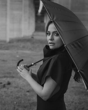 Didem Balçın Instagram - Kadın olmayı çok seviyorum. Çalışmayı, özgür olmayı, kendi başıma her şeyi başarabileceğimin farkında olmayı, diğer tüm kadınlarla aynı hissedebilmeyi, onlarla birlikte var olmayı, olmaya çalışmayı. Anlamaya çalışmayı. Anlamayı. Her gün biraz daha umutla uyanmayı. Biliyorum ki, kadın kadının dostu. Yaşanılan büyük afet bir kez daha gösterdi bana bunu. Hayatımda olan , ihtiyacı olan, sesimi duyan tüm kadınlara , tüm kardeşlerime selam olsun. Şimdi ve bundan sonra her an ; yaşanan acıları değiştirmek için çalışmaya, başarmaya, umutla geleceğe bakmaya devam.. Günümüz kutlu olsun❤️
#8martdünyakadınlargünü 
Fotoğraf: @hakanakman._ ❤️