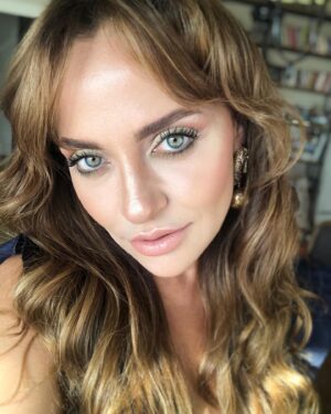 Didem Balçın Instagram - Düğün mevsimi tüm hızıyla devam ediyor😂
#beatricecengiz 
Ve makyajım Alex Avien Paris kızı
@ferideecelebii den❤️🧿