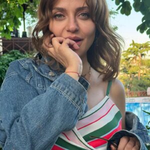 Didem Balçın Instagram - Evetttt an itibariyle yeni yaşımın ilk saatlerine girdim. Tüm yaşadıklarıma, yaşayacaklarıma bin şükürle.. Tüm sevenlerime teşekkür ediyor sevmeyenlerimin gözlerinden öpüyorum. Çünkü gözden öpmek ayrılık getirir diye biliyorum 🤔Yolunuz açık olsun😂
Ve sevilmekten daha ötesi sevildiğini hissetmek çok güzel 😍❤️ #18mayıs