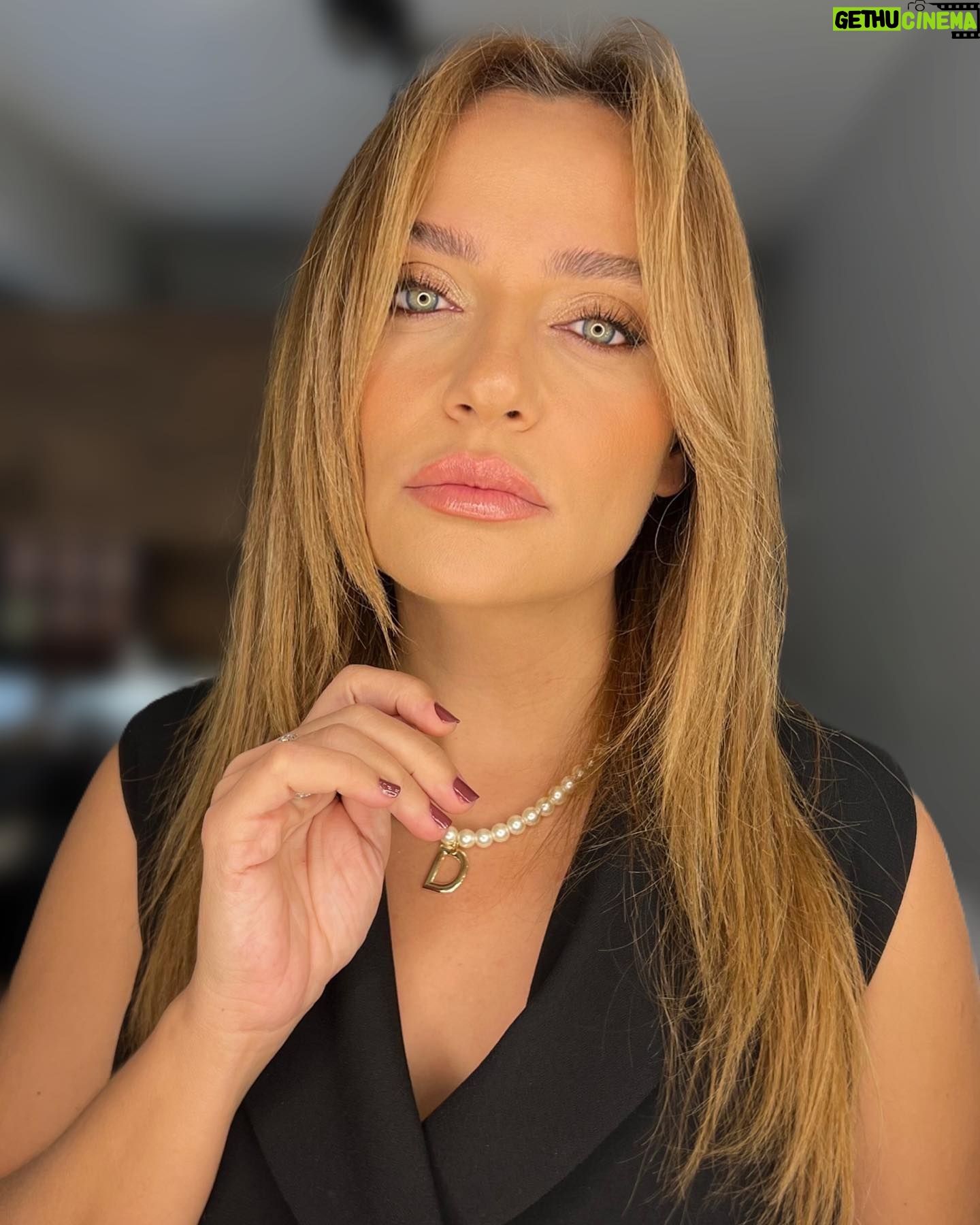 Didem Balçın Instagram - Yağmurlu bir günde daha ne kadar iyi olabilirdi ki? 😂 @hanifeozsy bayılıyorum ışık ayarlamalarına ve makyajına. Ve @ferdimidilliofficial ın kumralına.. ❤️