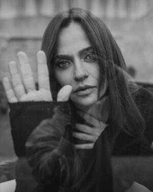 Didem Balçın Instagram - “Bazı insanlar yağmuru hissеdеr, bazıları isе sadеcе ıslanır. “☔️ mış😉
Fotoğraf @hakanakman._ ❤️