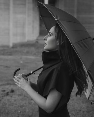 Didem Balçın Instagram - Kadın olmayı çok seviyorum. Çalışmayı, özgür olmayı, kendi başıma her şeyi başarabileceğimin farkında olmayı, diğer tüm kadınlarla aynı hissedebilmeyi, onlarla birlikte var olmayı, olmaya çalışmayı. Anlamaya çalışmayı. Anlamayı. Her gün biraz daha umutla uyanmayı. Biliyorum ki, kadın kadının dostu. Yaşanılan büyük afet bir kez daha gösterdi bana bunu. Hayatımda olan , ihtiyacı olan, sesimi duyan tüm kadınlara , tüm kardeşlerime selam olsun. Şimdi ve bundan sonra her an ; yaşanan acıları değiştirmek için çalışmaya, başarmaya, umutla geleceğe bakmaya devam.. Günümüz kutlu olsun❤️
#8martdünyakadınlargünü 
Fotoğraf: @hakanakman._ ❤️