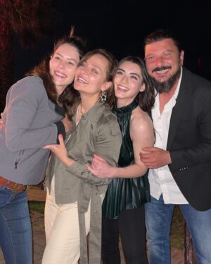 Didem Balçın Instagram - Püffff.. Diledim gitti❤️
Söyleyecek çok söz yok.. Her doğum günümde ben bu kadar sevilecek ne yaptım diye sorardım kendime.. Bu kez “iyi ki bu kadar çok sevmişim hayatımda ki değerlilerimi” dedim. 
Bu fotoğraflar sadece bir araya gelebildiklerim. Bir de arayan,  mesaj atan, fotoğraf koyan,bir şekilde bu günümde yanımda olan tüm dostlarıma , aileme, sevdiklerime , sevenlerime , canım oğlum Alican ve canım eşime binlerce teşekkür… Hayat bu kadar basit işte… Bol sağlık, bol huzur,bol dost… 
Bir de İnstagram izin verse bol etiket bol post🤣