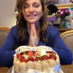 Didem Balçın Instagram - Hayat hızlı,zorlu ve sürprizlerle devam ederken geriye kalan sadece sevdikleriniz ve sevenleriniz oluyor.. Benim çok sevdiğim ve ne mutlu ki adını yazmaya instagramın kelime sayısının bile yetmeyeceği çok sevenim var. Bir kez daha hissettirdiğiniz için binlerce kere teşekkür ederim. Canım dostlarım, Canım ailem , canım oğlum , canım kocam… sen bir sürpriz ustasısın🤣❤️ nice güzel , umutlu , beraber olan günlere… #18mayıs
