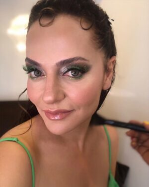 Didem Balçın Instagram - Bu bir adet Fatma’nın 6. Filmde ki yolu😂 Yönetmen oyun dediği an olay başlar😎 Hazır mıyız? @cakallarladanss