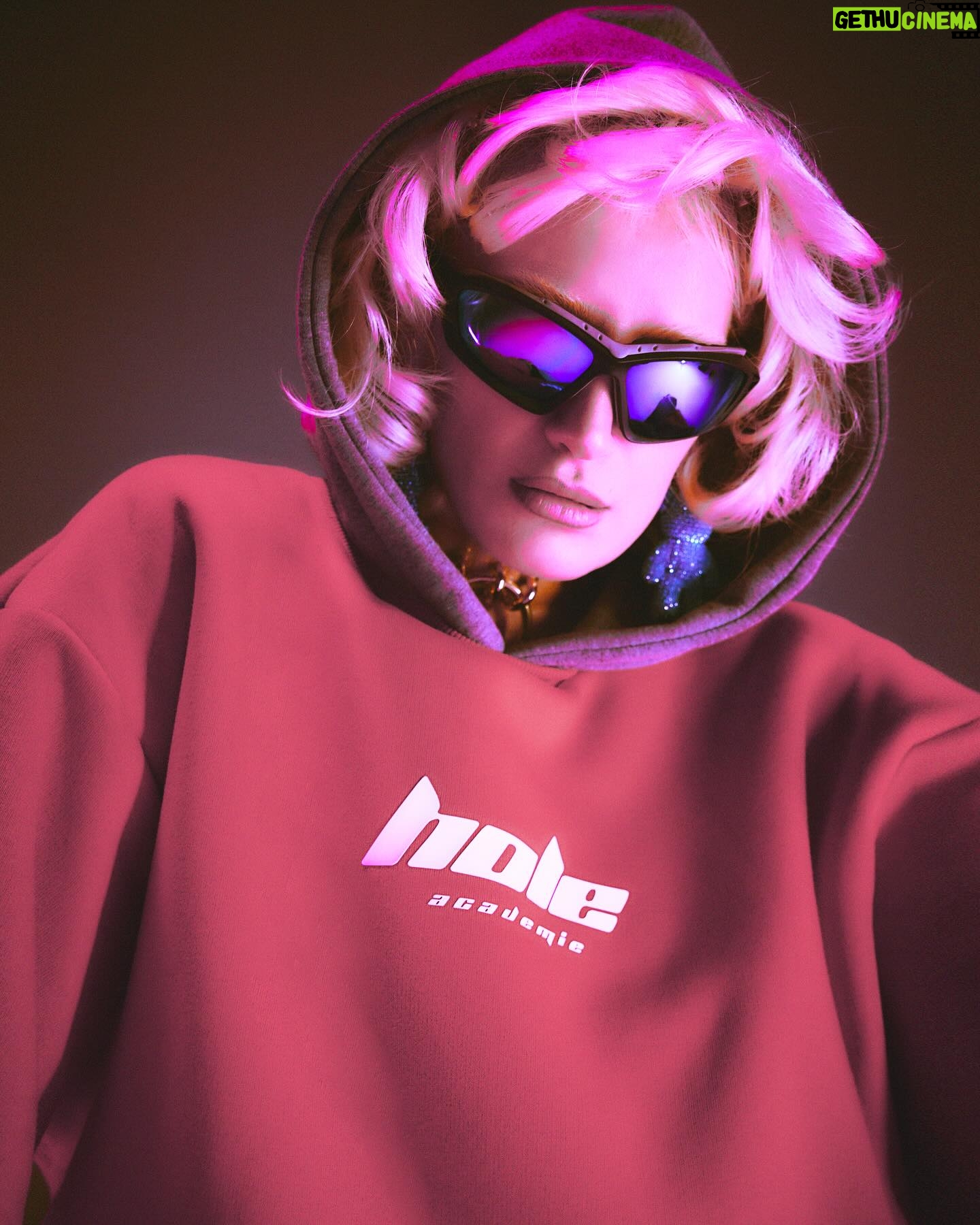 Didem Soydan Instagram - ®️hole’24 @holeacademie Studio @ppristanbul Photo @erdi_dogan Photo Asistance @atahancylnworks Hair @ondertiryaki Hair Asistance @dogukantncr Makeup @fezialtun Nailart @nailson_nisantasi Management @selinturkmen