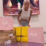 Didem Soydan Instagram - videoyu geçen sene çekimişim ama koymaya üşenmişim ve aldığım tüm kozmetik ve cilt bakımı ürünlerinin stoğunu yapmadığım için aşırı pişmanım sus 🥹hepsini tepe tepe kullandım bi tanesi bile boş çıkmadı öyle işte sevgili günlük