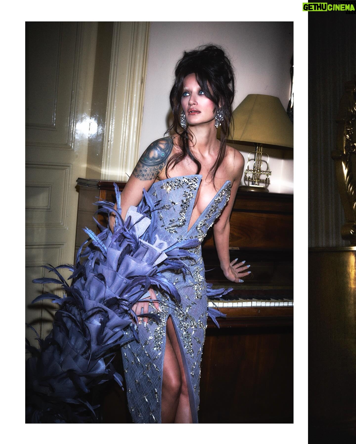 Didem Soydan Instagram - THE DIVA •Exclusive Collection• Photo @erdi_dogan Creative&Styling @dilarakirsanli Hair @ondertiryaki Hair Asistance @dogukantncr Makeup @fezialtun Nails @nailson_nisantasi