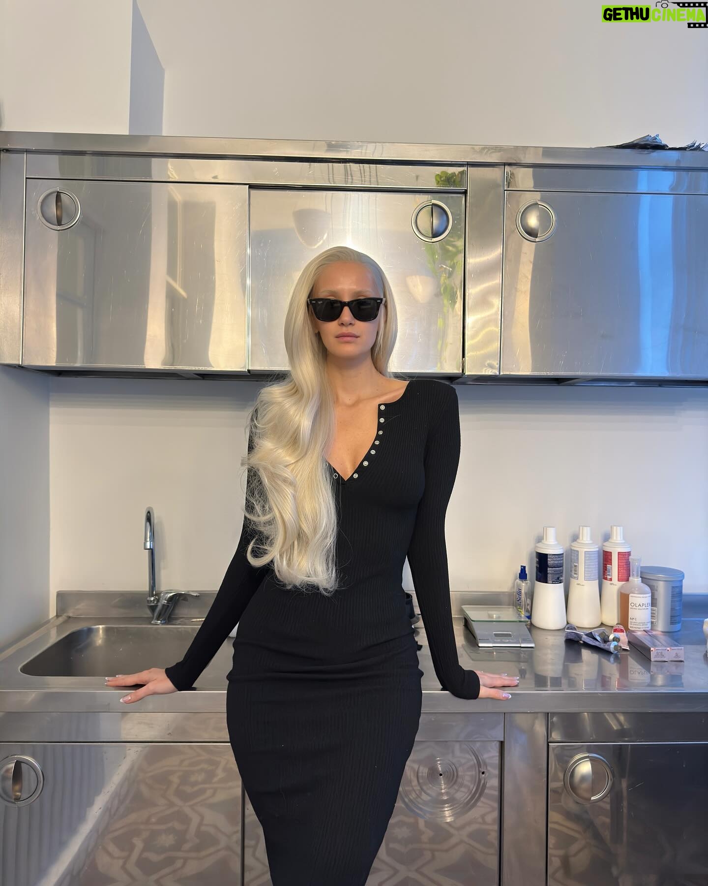 Didem Soydan Instagram - some jerry hall givin by @ondertiryaki & @ondertiryakistudio