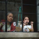 Diego Luna Instagram – Que alegría encontrarme con tantos mensajes tan chidos sobre #TodoVaAEstarBien, cada que leo un piropo para la serie pienso en los actores y las actrices que tuve la fortuna de dirigir, quiero agradecer por aquí a todo el reparto, gran experiencia trabajar con ustedes, verles construir personajes complejos y entrañables, se aseguraron de significar cada momento, de no rehuirle a las contradicciones y los contrastes de sus personajes, imperfectos siempre, interesantes. No estuvo fácil pero a ustedes parecía no importarles, una delicia ser testigo de sus procesos, su energía nos mantuvo a flote, una verdadera fortuna. No pudimos reunirnos y festejar, abrazarnos como la experiencia merece y decirnos cosas bonitas chingao, pero va por aquí todo mi cariño y reconocimiento. Gracias infinitas: @soyluciauribe, @flaviomedinal, @isavazquezoficial, @merceditas1970, @ursulapruneda, @pierrelouis88, @maurisaac, @palomawoolrich, @frutttth, @silveriopalaciosmontes, Vero Langer, Carmen Beato, @hernandelriego, Pia Laborde, @albertolomnitz, Manuel Cruz, Tere Sanchez, Antonio Zuñiga, Maruza Cinta, Monica Bejarano, Diego Jáuregui, Verónica Terán, @hectorkotsi, @sanchezparra, @alejandraleytv, Edwarda Gurrola, se que me faltan muchas personas, pero va el mensaje para todes, un placer haber colaborado con ustedes.