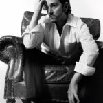 Diego Luna Instagram - “Me acuerdo de preguntarle al director algo que nunca hubiese imaginado que le preguntaría a un director: “¿Por qué me llamaste a mí? ¿Por qué estoy aquí?”. Y Gareth Edwards me dijo: “Porque me encanta Y tu mamá también”. Pero no solo era que le gustase esa película, sin que también quería que ese fuera el tono de Rogue One. Que si de pronto se nos olvidaba que estábamos en un universo de ciencia-ficción, mejor”, nos cuenta Diego Luna, protagonista de ‘Andor’, la nueva serie del universo de ‘Star Wars’. La charla al completo con nuestro Hombre del Año ya está disponible en el 💥link en bio💥 Texto: @noel_ceballos Fotografías: @jacquesburga Realización: @joanadelafuente #DiegoLuna #GQHombresDelAño